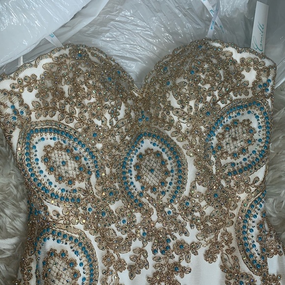 Formal dress - Picture 4 of 5